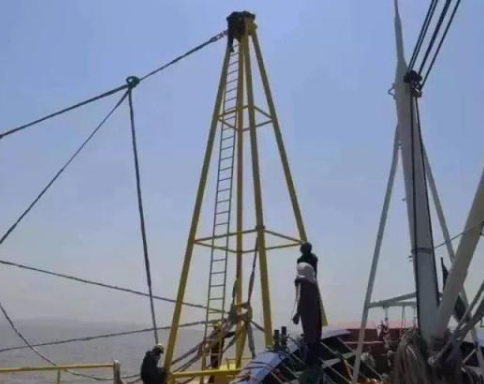 巨力卸扣協(xié)助完成金塘大橋攔阻網(wǎng)的安裝.png